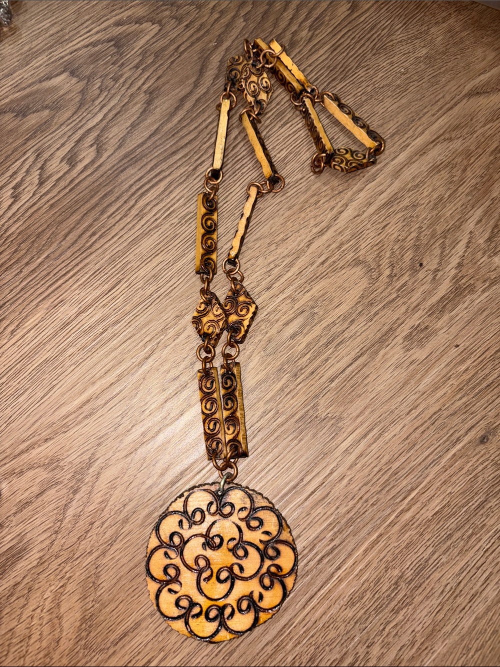 19-vintage Ornate Filigree Pendant Necklace in Gold